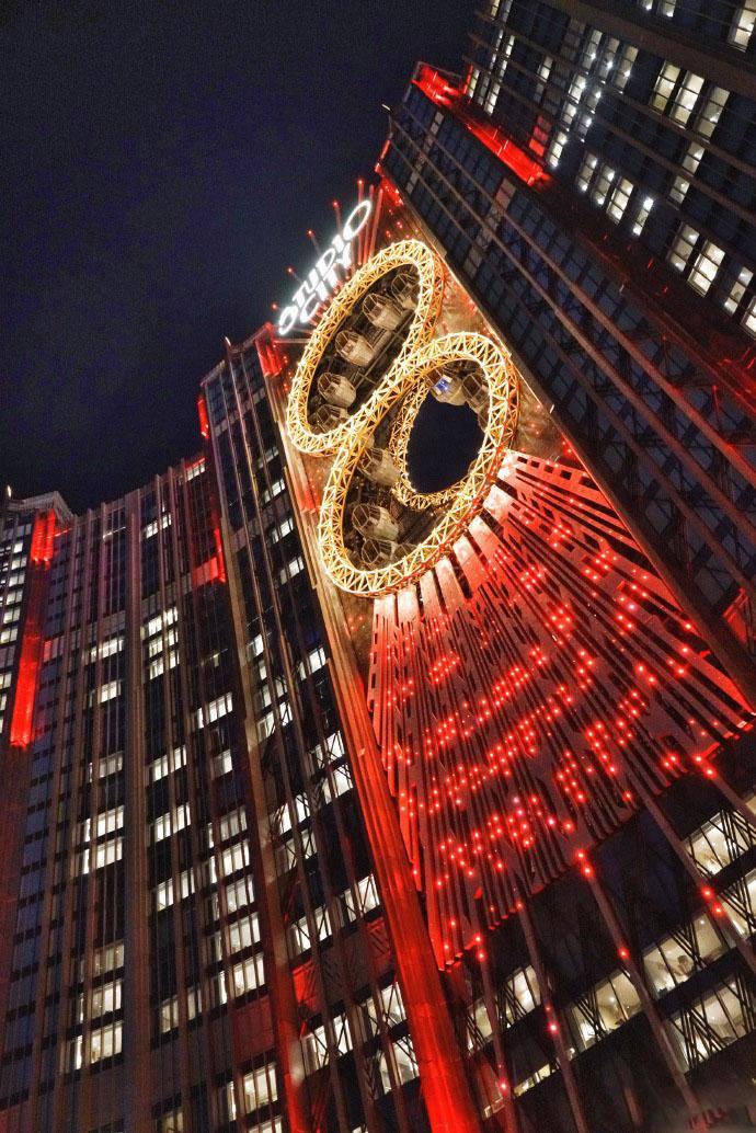 夜幕降临的澳门街头风情